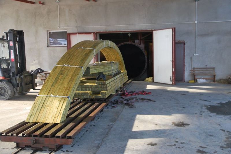 Bois traité après l'imprégnation sous pression, prêt pour le jardin