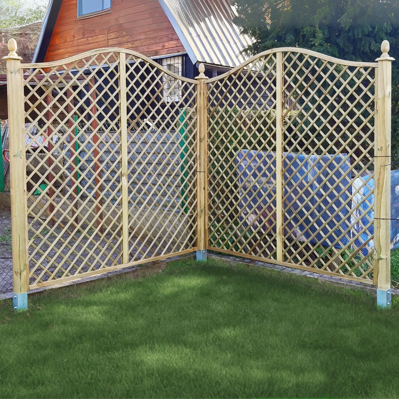 Nahaufnahme des Rankgitter mit Omegabogen